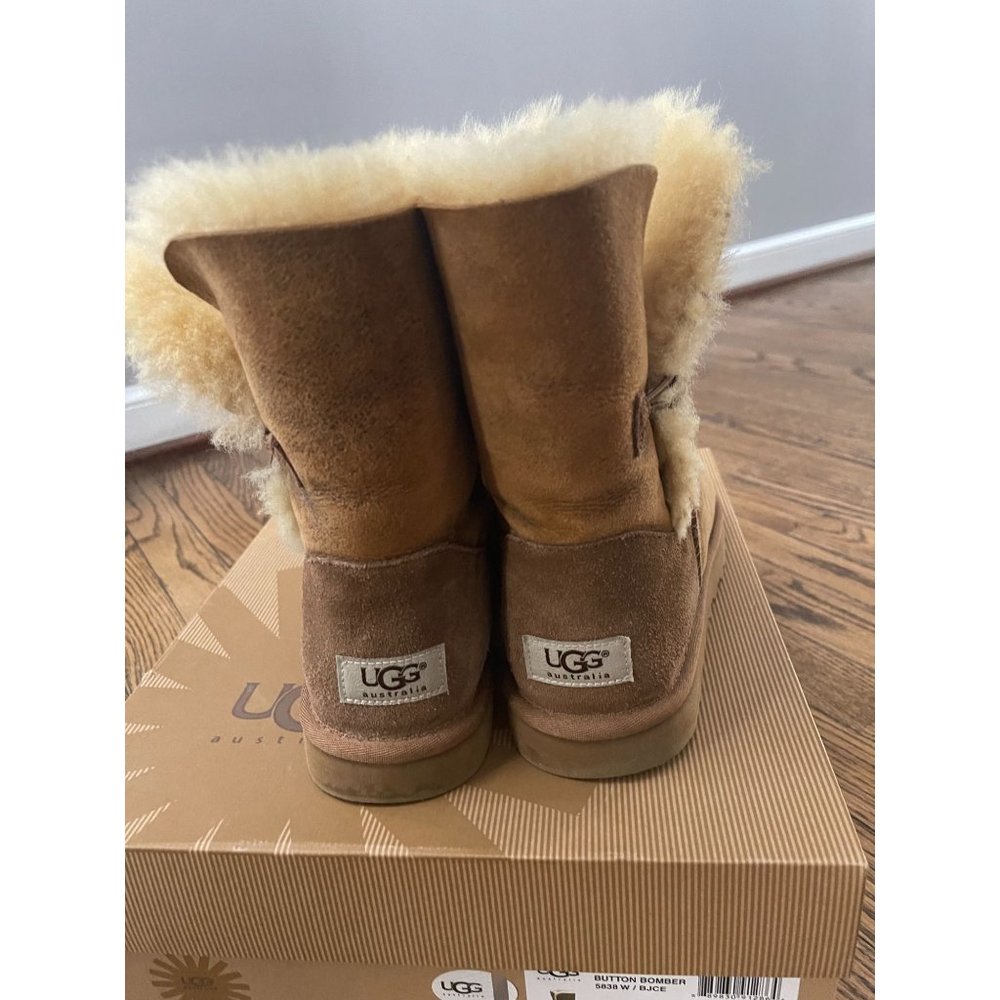 UGG Australia Bailey Button 5838 Sheepskin Boots - Size 8 - Picture 3 of 9